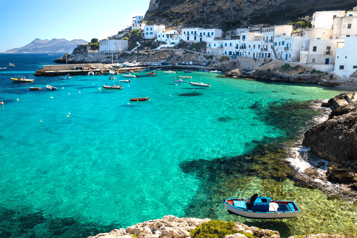 Le acque turchesi di Levanzo, isola dell'arcipelago delle Egadi