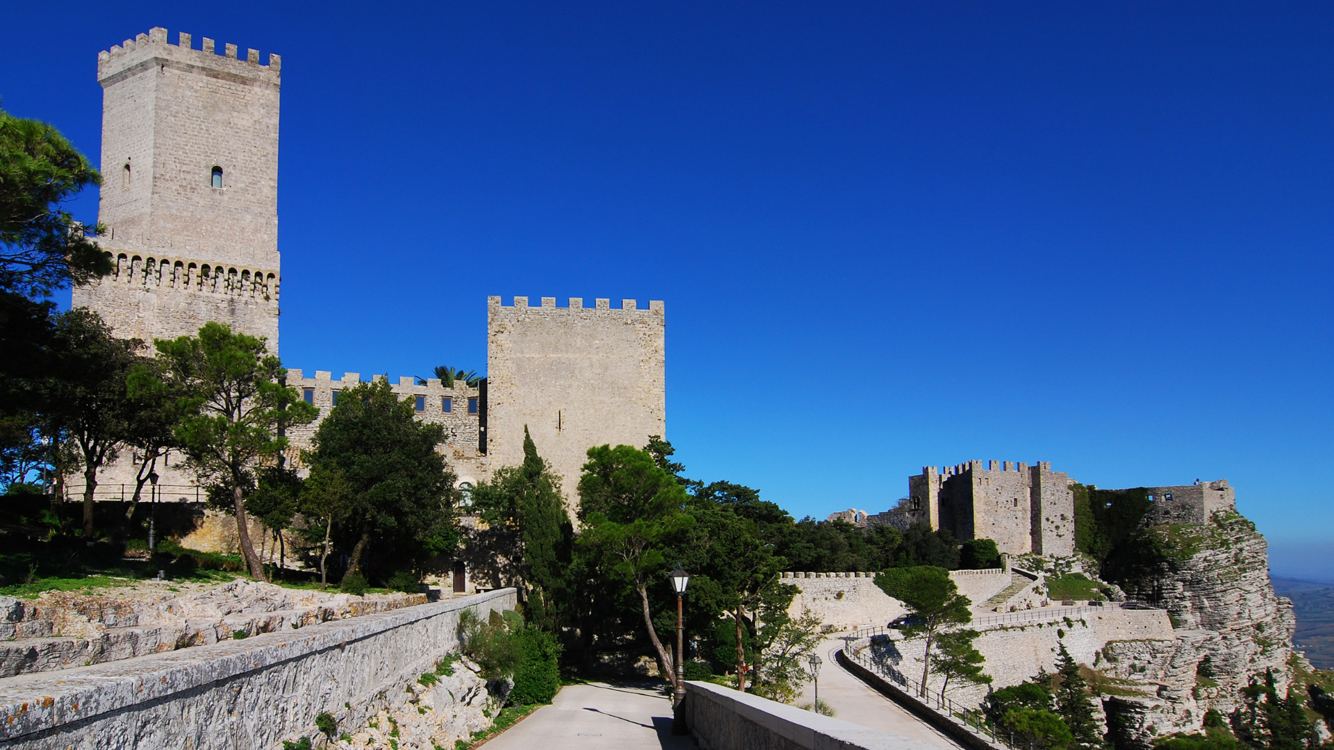 Vista panoramica del Castello di Venere sul Monte Erice, con vista sul paesaggio siciliano