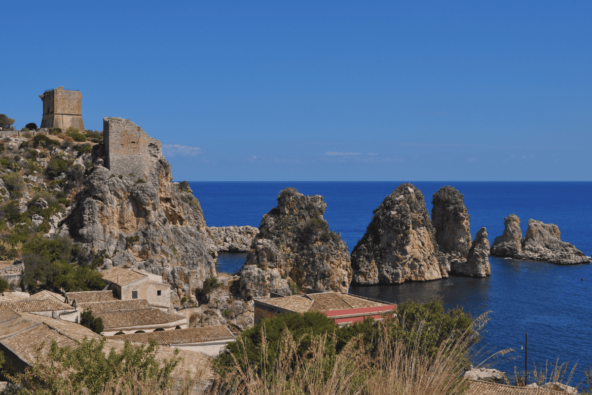 I suggestivi faraglioni di Scopello sulla costa di Castellammare del Golfo