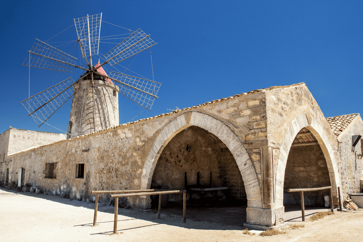 Mulini a vento storici utilizzati per la produzione del sale nelle Saline di Trapani, Sicilia