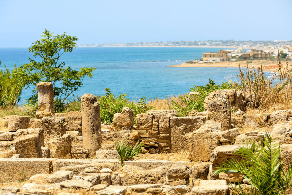 Antiche rovine greche a Selinunte con vista sul mare