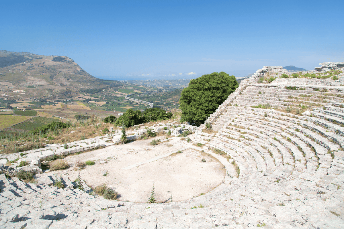 Il Teatro Antico di Segesta, costruito sul Monte Barbaro, con vista sulle colline e il mare di Trapani