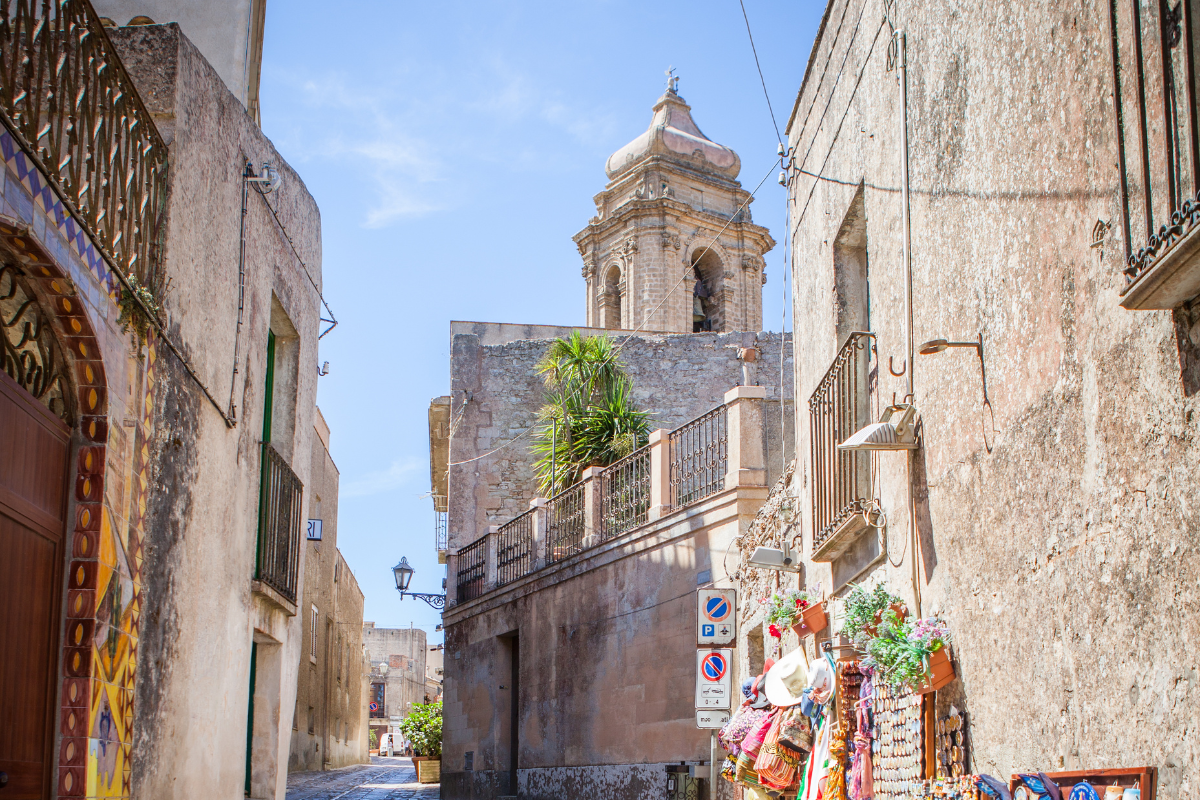 Strada storica di Erice che conduce al campanile, con bancarelle locali