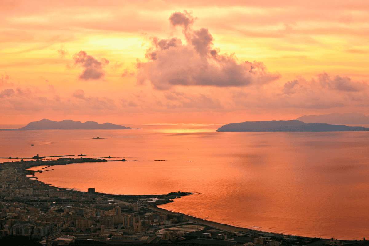 Tramonto su Trapani con vista sulle isole Egadi