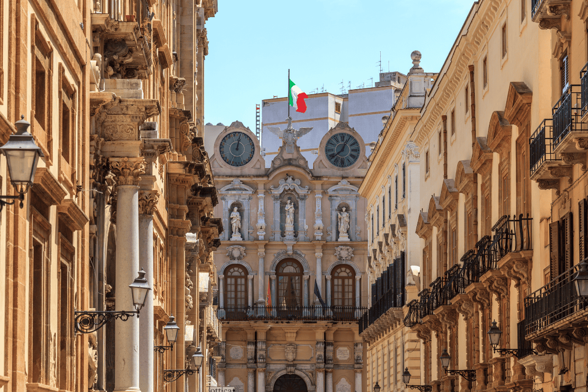 Strade storiche del centro di Trapani, con Palazzo Senatorio in vista