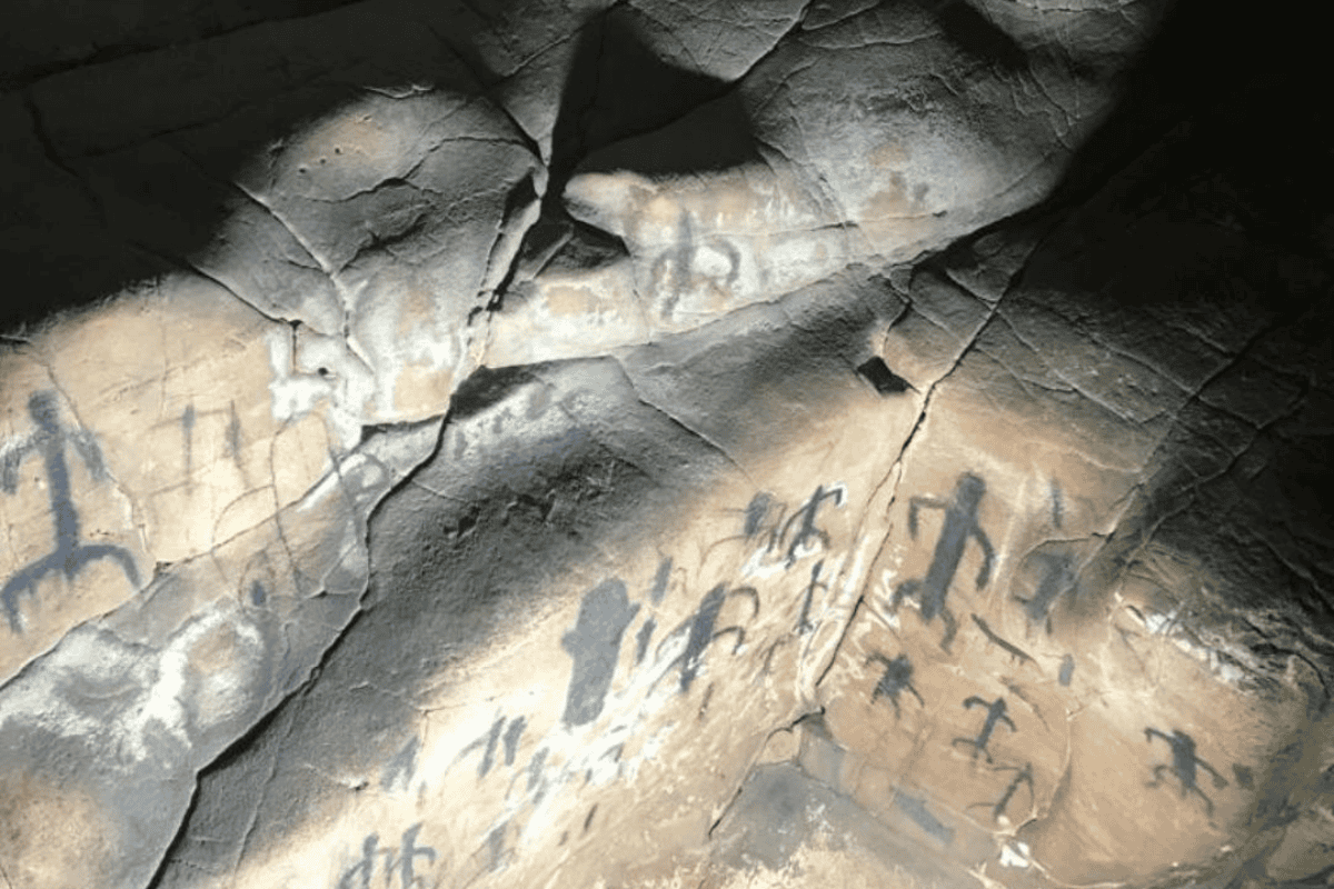 Interno della Grotta del Genovese a Levanzo