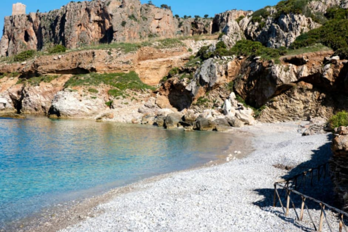 Grotta naturale a Bonagia, collegata al mito di Polifemo nell'Odissea.