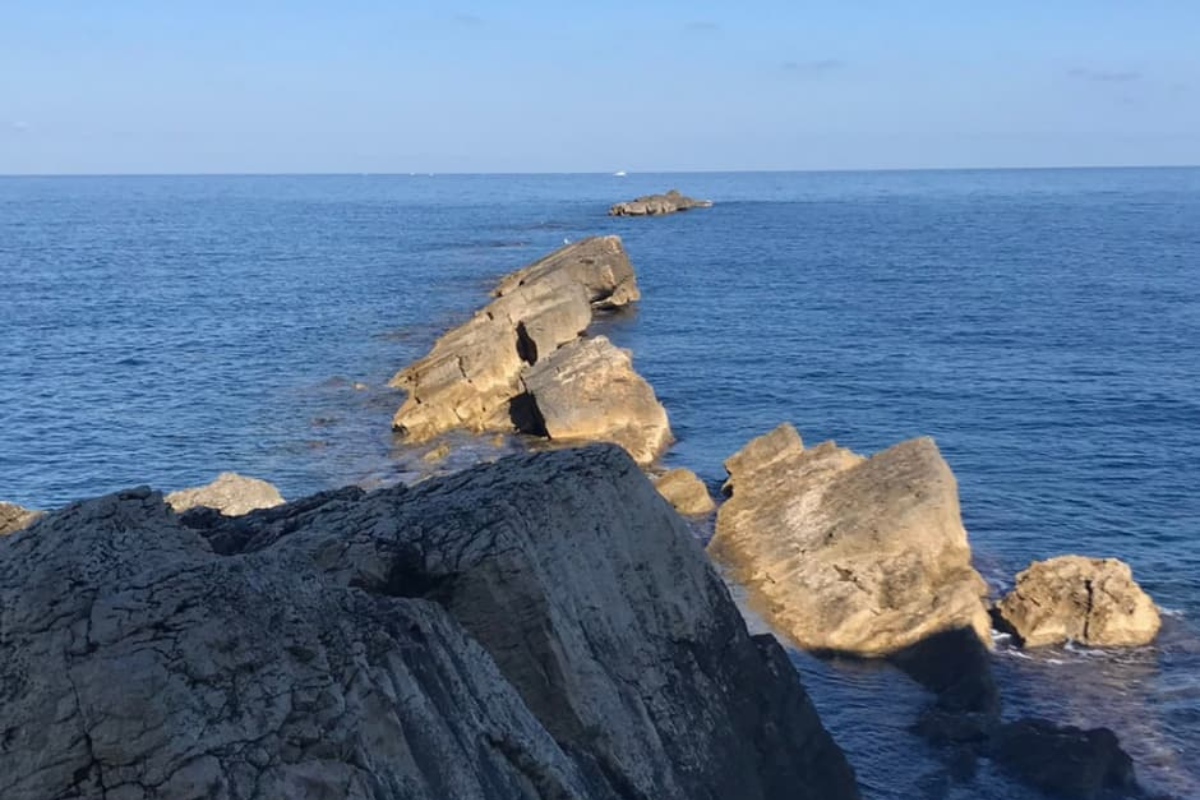 Scogli di fronte alla Torre di Ligny, identificati come la Nave Feacia pietrificata da Poseidone.